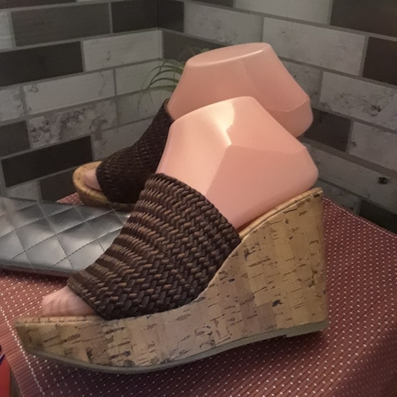 Wedge shoe with brown stretchy material - Picture 2 of 3